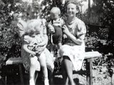 Familiealbum Sdb003 1  1942 Fruerne Larsen og Rishøj med deres førstefødte jun 9142